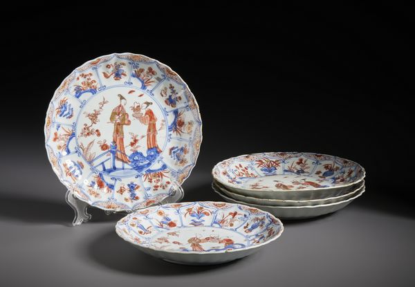 Arte Cinese : Gruppo di cinque piatti in porcellana decorati con motivi Imari.Cina, Dinastia Qing - prima met XVIII sec.  - Asta Asta 470 | ARTE ORIENTALE Online - Associazione Nazionale - Case d'Asta italiane