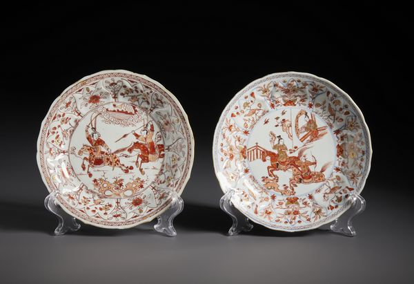 Arte Cinese : Due bei piatti in porcellana decoro General of the Yang family in rosso ferro e oro. Cina, Dinastia Qing periodo Kangxi.  - Asta Asta 470 | ARTE ORIENTALE Online - Associazione Nazionale - Case d'Asta italiane