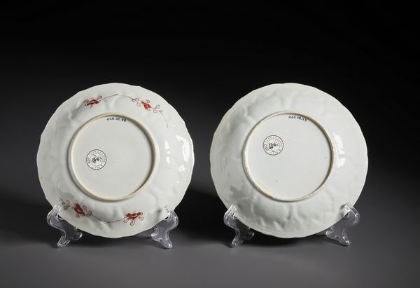 Arte Cinese : Due bei piatti in porcellana decoro General of the Yang family in rosso ferro e oro. Cina, Dinastia Qing periodo Kangxi.  - Asta Asta 470 | ARTE ORIENTALE Online - Associazione Nazionale - Case d'Asta italiane