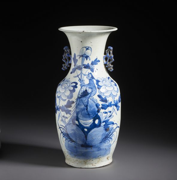 Arte Cinese : Vaso in porcellana bianco e blu dalla forma a colonna di balaustra dipinto con motivo di fenice tra i fiori.Cina tardo XIX sec.  - Asta Asta 470 | ARTE ORIENTALE Online - Associazione Nazionale - Case d'Asta italiane