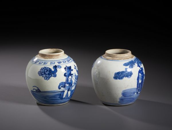 Arte Cinese : Due piccole ginger jar in porcellana bianco e blu dipinta con bimbi che giocano con saggi. Cina XIX sec  - Asta Asta 470 | ARTE ORIENTALE Online - Associazione Nazionale - Case d'Asta italiane