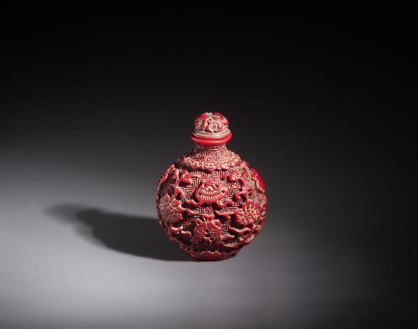 Arte Cinese : Snuff bottle in lacca rossa decorata con motivi augurali buddhisti.Cina, XX sec.  - Asta Asta 470 | ARTE ORIENTALE Online - Associazione Nazionale - Case d'Asta italiane