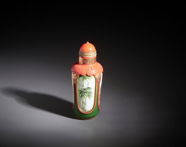 Arte Cinese : Snuff bottle in vetro di Pechino intagliato con riserve rosse e verdi al cui interno vi sono decorazioni naturalistiche a smalti policromi.  - Asta Asta 470 | ARTE ORIENTALE Online - Associazione Nazionale - Case d'Asta italiane