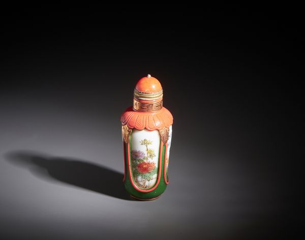 Arte Cinese : Snuff bottle in vetro di Pechino intagliato con riserve rosse e verdi al cui interno vi sono decorazioni naturalistiche a smalti policromi.  - Asta Asta 470 | ARTE ORIENTALE Online - Associazione Nazionale - Case d'Asta italiane