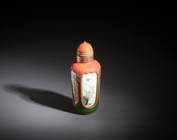 Arte Cinese : Snuff bottle in vetro di Pechino intagliato con riserve rosse e verdi al cui interno vi sono decorazioni naturalistiche a smalti policromi.  - Asta Asta 470 | ARTE ORIENTALE Online - Associazione Nazionale - Case d'Asta italiane