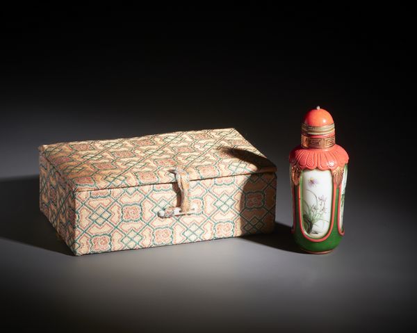 Arte Cinese : Snuff bottle in vetro di Pechino intagliato con riserve rosse e verdi al cui interno vi sono decorazioni naturalistiche a smalti policromi.  - Asta Asta 470 | ARTE ORIENTALE Online - Associazione Nazionale - Case d'Asta italiane