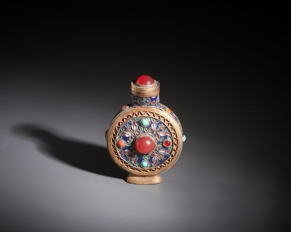 Arte Cinese : Snuff bottle in metallo dorato decorata con smalti policromi e pietre semipreziose.Cina, XX sec.  - Asta Asta 470 | ARTE ORIENTALE Online - Associazione Nazionale - Case d'Asta italiane