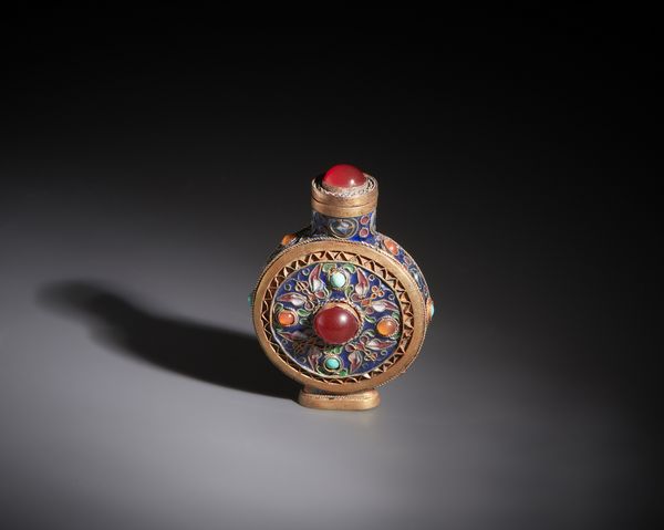 Arte Cinese : Snuff bottle in metallo dorato decorata con smalti policromi e pietre semipreziose.Cina, XX sec.  - Asta Asta 470 | ARTE ORIENTALE Online - Associazione Nazionale - Case d'Asta italiane