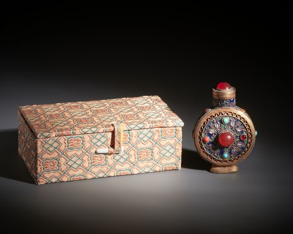 Arte Cinese : Snuff bottle in metallo dorato decorata con smalti policromi e pietre semipreziose.Cina, XX sec.  - Asta Asta 470 | ARTE ORIENTALE Online - Associazione Nazionale - Case d'Asta italiane