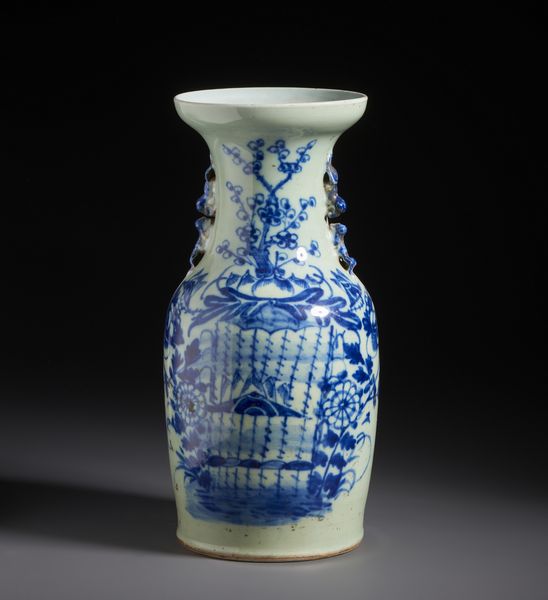 Arte Cinese : Vaso in porcellana bianco e blu dalla forma a colonna di balaustra dipinto con motivo floreale.Cina, tardo XIX sec.  - Asta Asta 470 | ARTE ORIENTALE Online - Associazione Nazionale - Case d'Asta italiane