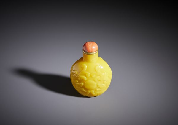 Arte Cinese : Snuff bottle in vetro giallo di Pechino.Cina, XX secolo  - Asta Asta 470 | ARTE ORIENTALE Online - Associazione Nazionale - Case d'Asta italiane