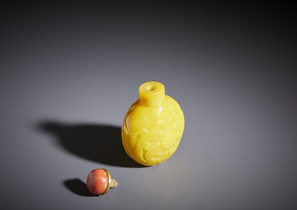 Arte Cinese : Snuff bottle in vetro giallo di Pechino.Cina, XX secolo  - Asta Asta 470 | ARTE ORIENTALE Online - Associazione Nazionale - Case d'Asta italiane