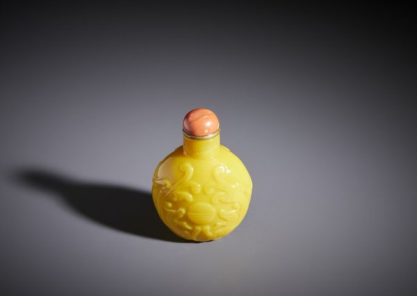 Arte Cinese : Snuff bottle in vetro giallo di Pechino.Cina, XX secolo  - Asta Asta 470 | ARTE ORIENTALE Online - Associazione Nazionale - Case d'Asta italiane