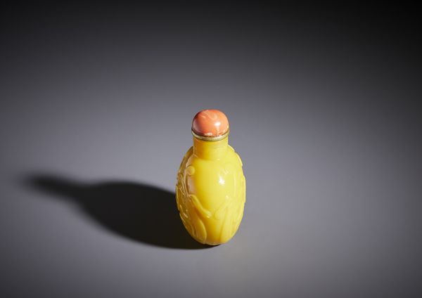 Arte Cinese : Snuff bottle in vetro giallo di Pechino.Cina, XX secolo  - Asta Asta 470 | ARTE ORIENTALE Online - Associazione Nazionale - Case d'Asta italiane