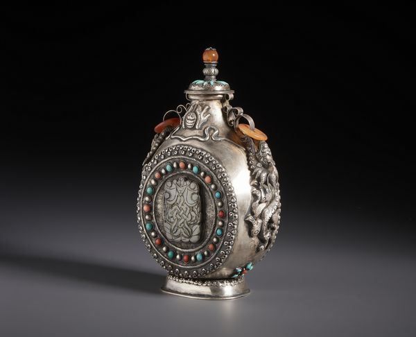 Arte Cinese : Bella snuff bottle in argento e pietre dure. Cina, XIX sec  - Asta Asta 470 | ARTE ORIENTALE Online - Associazione Nazionale - Case d'Asta italiane