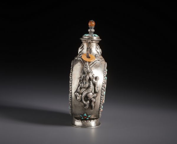 Arte Cinese : Bella snuff bottle in argento e pietre dure. Cina, XIX sec  - Asta Asta 470 | ARTE ORIENTALE Online - Associazione Nazionale - Case d'Asta italiane