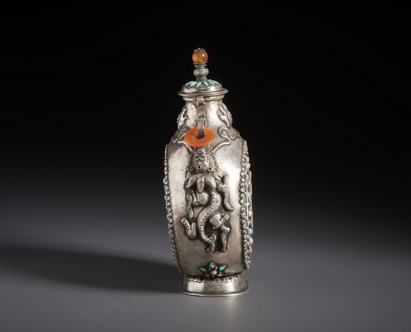 Arte Cinese : Bella snuff bottle in argento e pietre dure. Cina, XIX sec  - Asta Asta 470 | ARTE ORIENTALE Online - Associazione Nazionale - Case d'Asta italiane