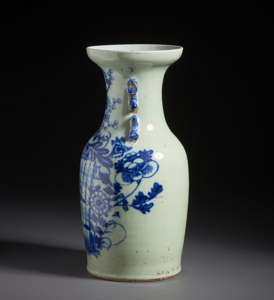 Arte Cinese : Vaso in porcellana bianco e blu dalla forma a colonna di balaustra dipinto con motivo floreale.Cina, tardo XIX sec.  - Asta Asta 470 | ARTE ORIENTALE Online - Associazione Nazionale - Case d'Asta italiane