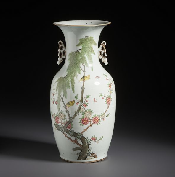 Arte Cinese : Vaso in porcellana a smalti policromi dalla forma a balaustra dipinto con motivo di uccelli tra rami fioriti.Cina, XX sec.  - Asta Asta 470 | ARTE ORIENTALE Online - Associazione Nazionale - Case d'Asta italiane