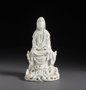 Arte Cinese - Figura in porcellana bianca Dehua raffigurante Guanyin seduta su di una roccia.Cina, dinastia Qing XVIII sec.