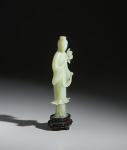 Arte Cinese : Intaglio in serpentino raffigurante dama elegantemente vestita con fiori.Cina, XX secolo.  - Asta Asta 470 | ARTE ORIENTALE Online - Associazione Nazionale - Case d'Asta italiane