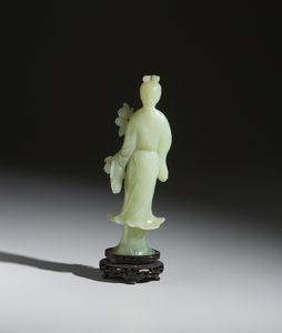 Arte Cinese : Intaglio in serpentino raffigurante dama elegantemente vestita con fiori.Cina, XX secolo.  - Asta Asta 470 | ARTE ORIENTALE Online - Associazione Nazionale - Case d'Asta italiane