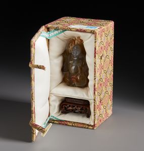 Arte Cinese : Intaglio in corniola raffigurante Pu t ay in piedi con aureola fiammeggiante su base in legno.Cina, XX sec.  - Asta Asta 470 | ARTE ORIENTALE Online - Associazione Nazionale - Case d'Asta italiane