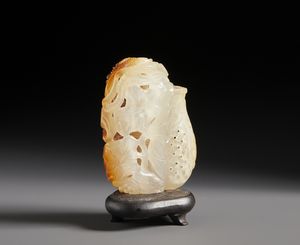 Arte Cinese : Intaglio in corniola raffigurante cestino  da pescatore con granchi e fiori di loto.Cina XX sec.  - Asta Asta 470 | ARTE ORIENTALE Online - Associazione Nazionale - Case d'Asta italiane