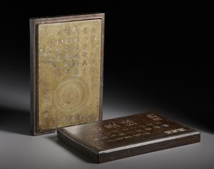 ARTE ORIENTALE - Pietra da inchiostro con custodia in legno. sulla pietra e sulla custodia sono iscritte delle poesie.Cina, XX sec.