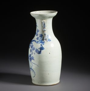 Arte Cinese : Vaso in porcellana bianco e blu dalla forma a balaustro dipinto con con fenice tra fiori e rocce ornamentali.Cina, tardo XIX secolo.  - Asta Asta 470 | ARTE ORIENTALE Online - Associazione Nazionale - Case d'Asta italiane