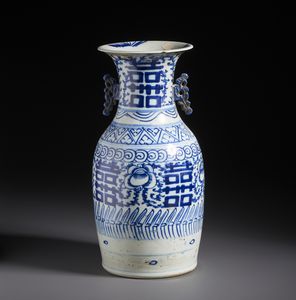 Arte Cinese - Vaso in porcellana bianco e blu dalla forma a colonna di balaustra dipinto con simboli di buon auspicio e tralci di fiori.Cina, tardo XIX sec.