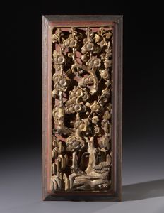 Arte Cinese : Pannello in legno intagliato, laccato e dorato raffigurante ramo di pruno fiorito.Cina fine XIX / XX sec.  - Asta Asta 470 | ARTE ORIENTALE Online - Associazione Nazionale - Case d'Asta italiane