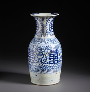 Arte Cinese : Vaso in porcellana bianco e blu dalla forma a colonna di balaustra dipinto con simboli di buon auspicio e tralci di fiori.Cina, tardo XIX sec.  - Asta Asta 470 | ARTE ORIENTALE Online - Associazione Nazionale - Case d'Asta italiane