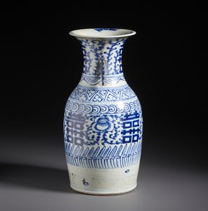 Arte Cinese : Vaso in porcellana bianco e blu dalla forma a colonna di balaustra dipinto con simboli di buon auspicio e tralci di fiori.Cina, tardo XIX sec.  - Asta Asta 470 | ARTE ORIENTALE Online - Associazione Nazionale - Case d'Asta italiane