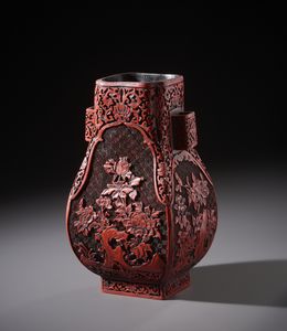 Arte Cinese - Vaso in lacca rossa dalla forma Hu finemente intagliato con soggetto naturalistico di fiori e rocce.Cina inizi XX sec.