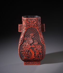 Arte Cinese : Vaso in lacca rossa dalla forma Hu finemente intagliato con soggetto naturalistico di fiori e rocce.Cina inizi XX sec.  - Asta Asta 470 | ARTE ORIENTALE Online - Associazione Nazionale - Case d'Asta italiane