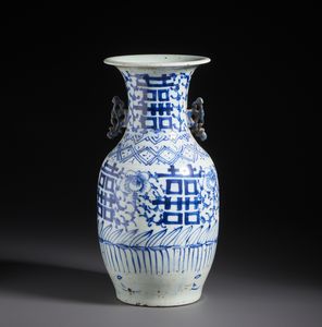 Arte Cinese : Vaso in porcellana bianco e blu dalla forma a balaustra dipinto con motivi di buon auspicio alternati a tralci fioriti.Cina, tardi XIX secolo  - Asta Asta 470 | ARTE ORIENTALE Online - Associazione Nazionale - Case d'Asta italiane