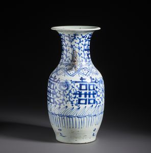 Arte Cinese : Vaso in porcellana bianco e blu dalla forma a balaustra dipinto con motivi di buon auspicio alternati a tralci fioriti.Cina, tardi XIX secolo  - Asta Asta 470 | ARTE ORIENTALE Online - Associazione Nazionale - Case d'Asta italiane