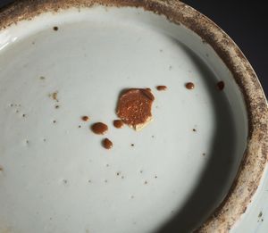 Arte Cinese : Vaso in porcellana bianco e blu dalla forma a balaustra dipinto con motivi di buon auspicio alternati a tralci fioriti.Cina, tardi XIX secolo  - Asta Asta 470 | ARTE ORIENTALE Online - Associazione Nazionale - Case d'Asta italiane