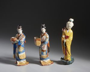 ARTE GIAPPONESE : Tre figure in porcellana raffiguranti Geishe smaltate in policromia.Giappone, Periodo Meiji.  - Asta Asta 470 | ARTE ORIENTALE Online - Associazione Nazionale - Case d'Asta italiane