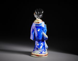 ARTE GIAPPONESE : Due figure in porcellana raffiguranti un dignitario e una geisha ben modellate, riccamente decorati con smalti policromi e dorature.Giappone periodo Meiji.  - Asta Asta 470 | ARTE ORIENTALE Online - Associazione Nazionale - Case d'Asta italiane