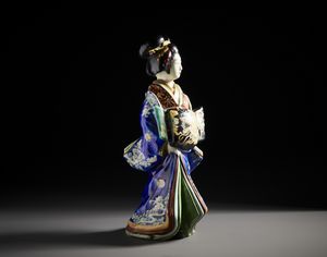 ARTE GIAPPONESE : Due figure in porcellana raffiguranti un dignitario e una geisha ben modellate, riccamente decorati con smalti policromi e dorature.Giappone periodo Meiji.  - Asta Asta 470 | ARTE ORIENTALE Online - Associazione Nazionale - Case d'Asta italiane