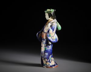 ARTE GIAPPONESE : Due figure in porcellana raffiguranti un dignitario e una geisha ben modellate, riccamente decorati con smalti policromi e dorature.Giappone periodo Meiji.  - Asta Asta 470 | ARTE ORIENTALE Online - Associazione Nazionale - Case d'Asta italiane