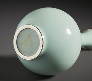 ARTE GIAPPONESE : Raffinato vaso in smalto cloisonn dal colore verde pallido decorato centralmente con motivo floreale stilizzato. Giappone, prima met del XX sec.  - Asta Asta 470 | ARTE ORIENTALE Online - Associazione Nazionale - Case d'Asta italiane