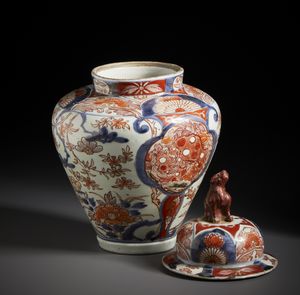 ARTE GIAPPONESE : Potiche in porcellana imari Arita con decoro floreale a soggetti naturalistici. Giappone, periodo Edo XVIII sec.  - Asta Asta 470 | ARTE ORIENTALE Online - Associazione Nazionale - Case d'Asta italiane