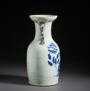 Arte Cinese : Vaso in porcellana bianca e blu dalla forma a balaustra dipinto con fenice tra fiori.Cina, tardo XIX sec.  - Asta Asta 470 | ARTE ORIENTALE Online - Associazione Nazionale - Case d'Asta italiane