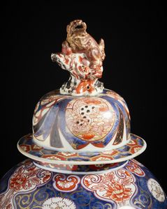 ARTE GIAPPONESE : Bella potiche in porcellana con presa a forma di leone buddhista. Giappone, periodo Meiji, XIX sec.  - Asta Asta 470 | ARTE ORIENTALE Online - Associazione Nazionale - Case d'Asta italiane