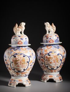 ARTE GIAPPONESE : Coppia di grandi potiche in porcellana imari con presa a forma di leone buddhista.Giappone, periodo Meiji.  - Asta Asta 470 | ARTE ORIENTALE Online - Associazione Nazionale - Case d'Asta italiane