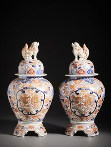 ARTE GIAPPONESE : Coppia di grandi potiche in porcellana imari con presa a forma di leone buddhista.Giappone, periodo Meiji.  - Asta Asta 470 | ARTE ORIENTALE Online - Associazione Nazionale - Case d'Asta italiane