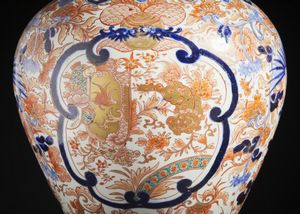 ARTE GIAPPONESE : Coppia di grandi potiche in porcellana imari con presa a forma di leone buddhista.Giappone, periodo Meiji.  - Asta Asta 470 | ARTE ORIENTALE Online - Associazione Nazionale - Case d'Asta italiane